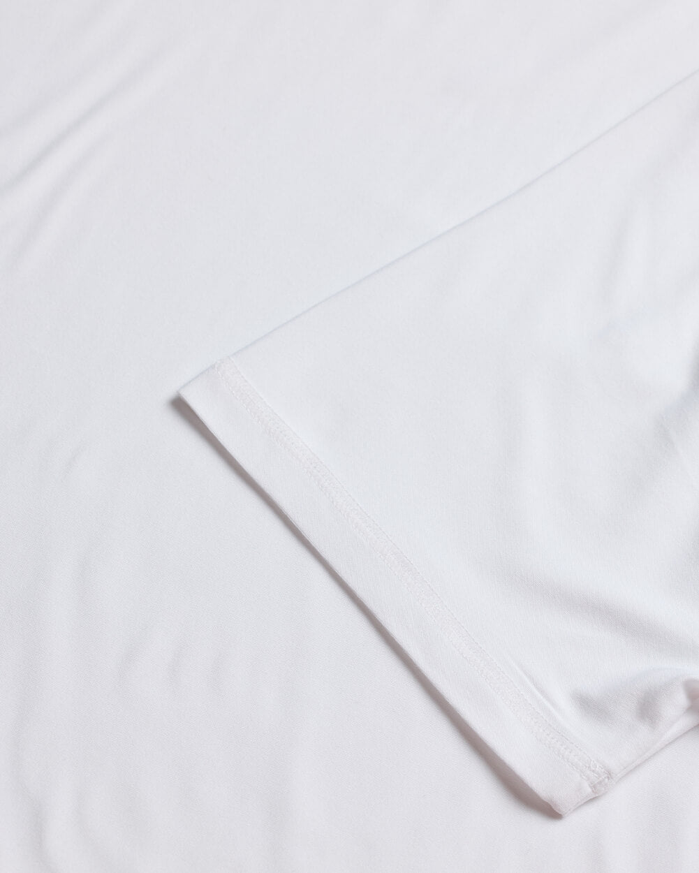 Active Tee-White-Reg-Regular-Detail--Model---L